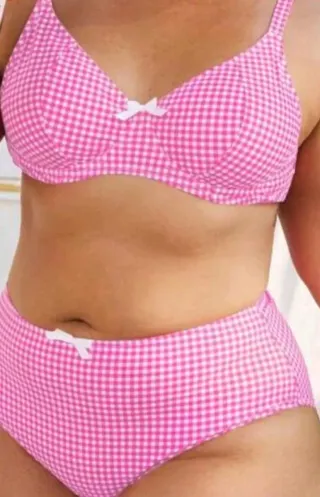 Bikini cuadro vichy rosa y blanco. 
Talla 3XL/52. 