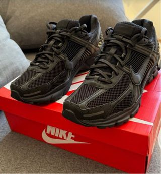 Zapatillas Nike Vomero 5 - Negras