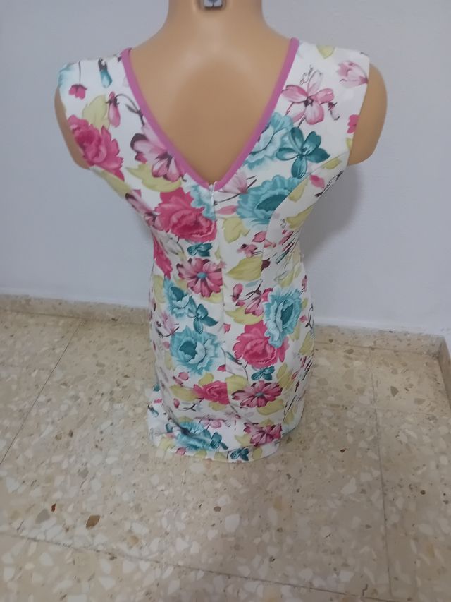 Vestido floral blanco y multicolor
