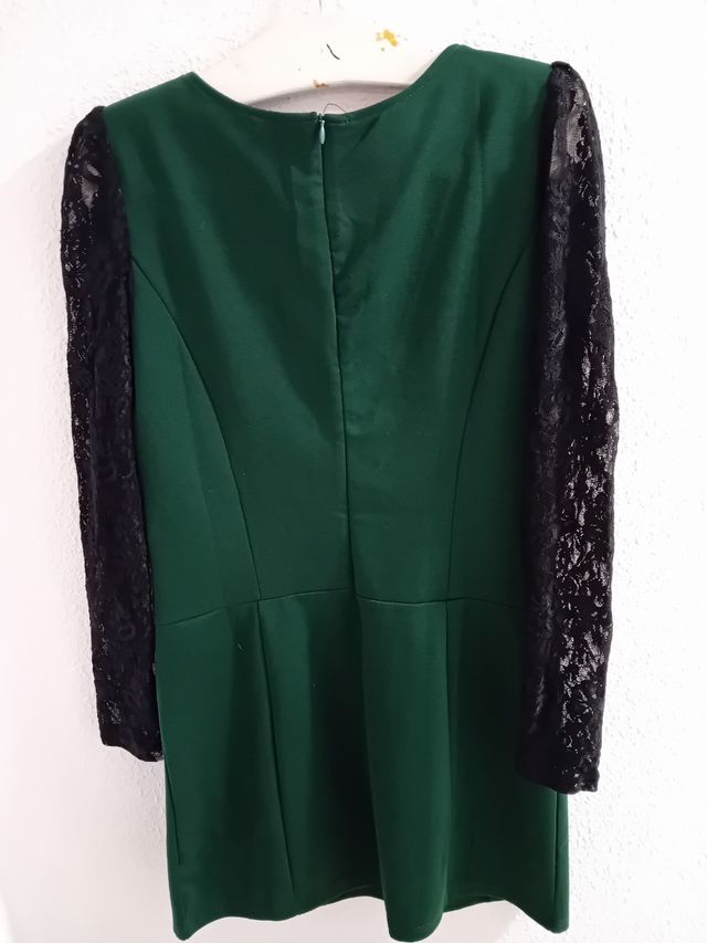 Vestido verde con mangas negras