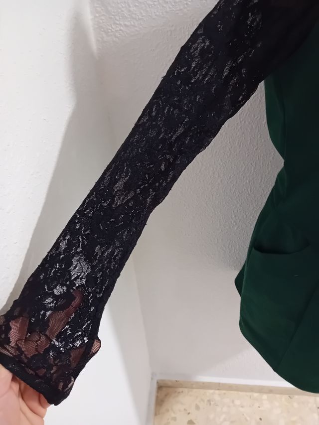 Vestido verde con mangas negras