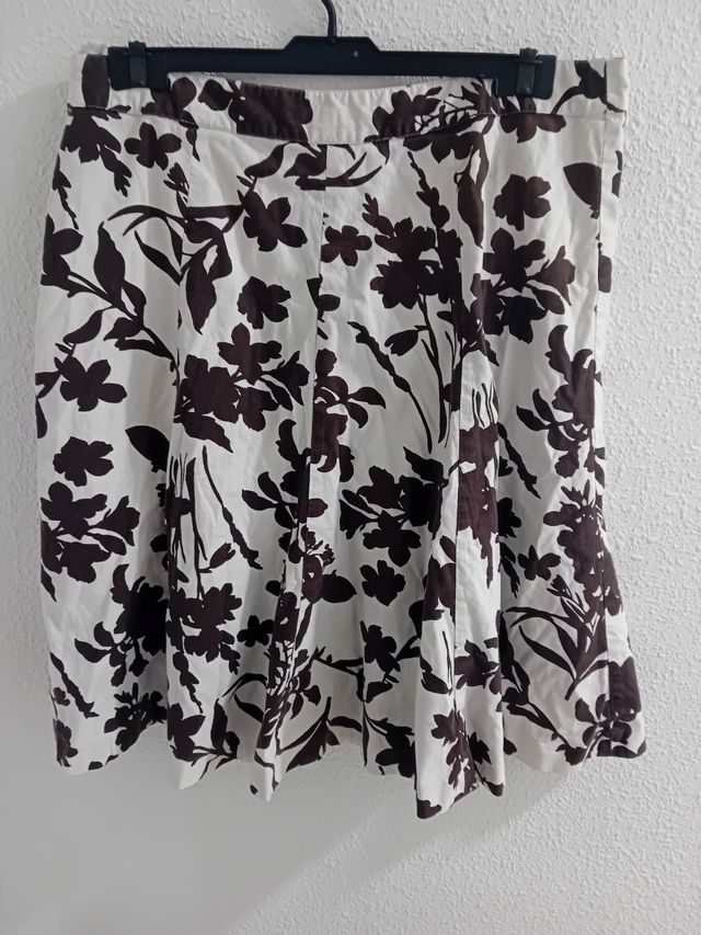 Falda floral marrón y blanca