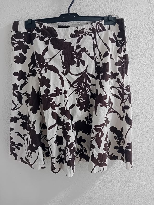 Falda floral marrón y blanca