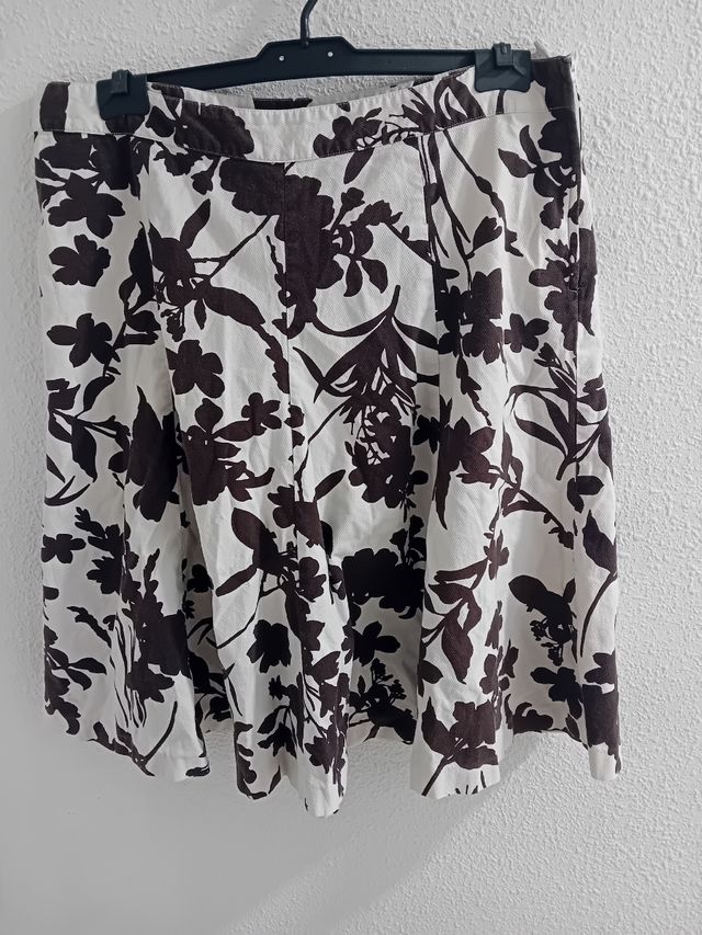 Falda floral marrón y blanca