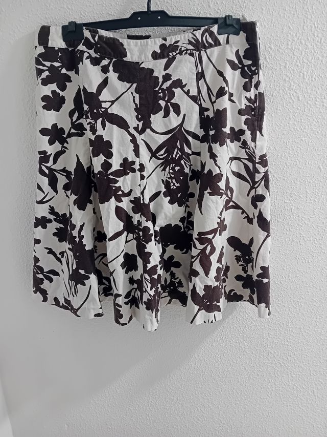 Falda floral marrón y blanca