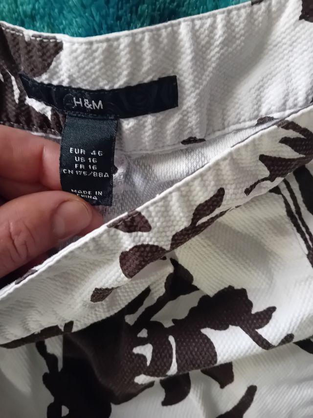 Falda floral marrón y blanca