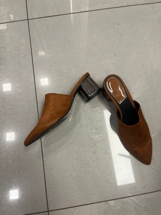 Zapatos Stradivarius tacón bajo marrones talla 39