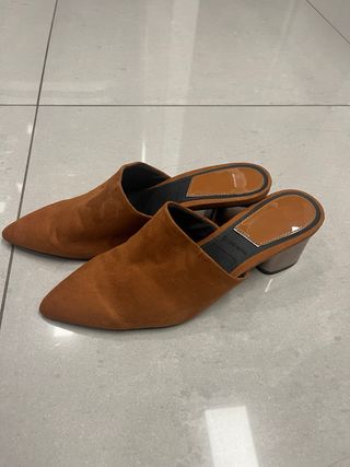 Zapatos Stradivarius tacón bajo marrones talla 39
