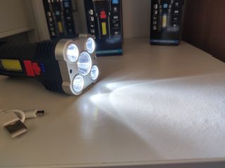 LINTERNA LED NUEVA CON BATERIA RECARGABLE.