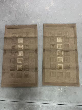 2 Tapetes castanhos
