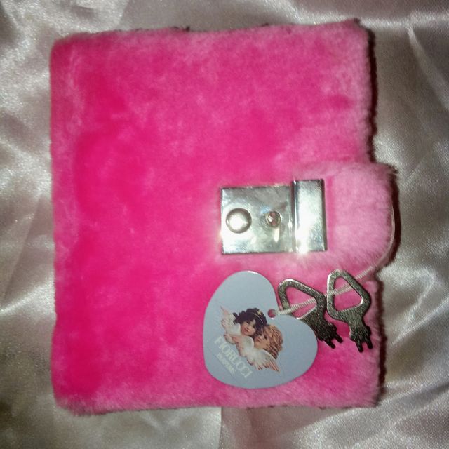 Diario Fiorucci rosa in pelliccia sintetica