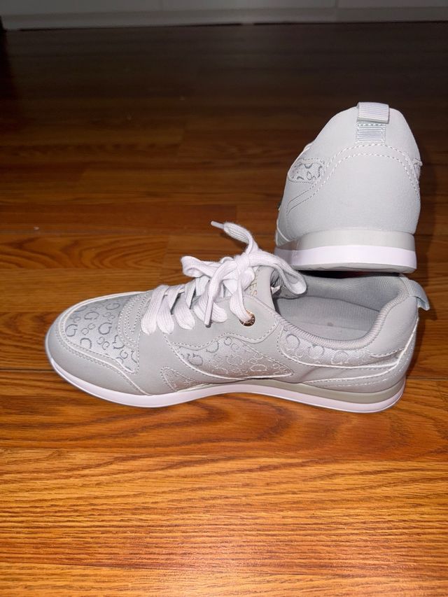 Zapatillas Guess Gris - Deportivas