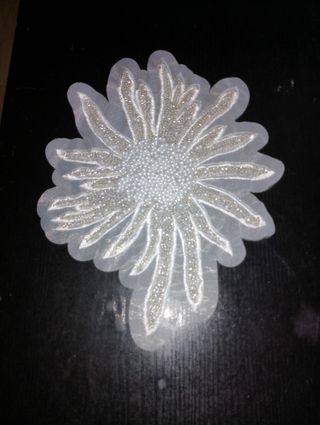 Applicazione floreale ricamata