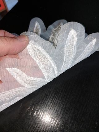 Applicazione floreale ricamata