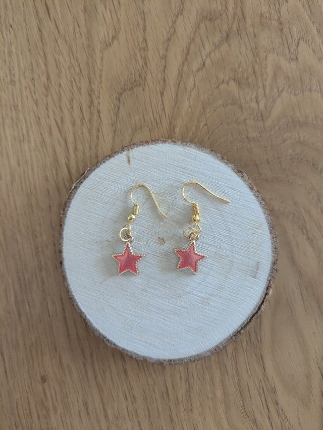 Pendientes estrella rojos dorados