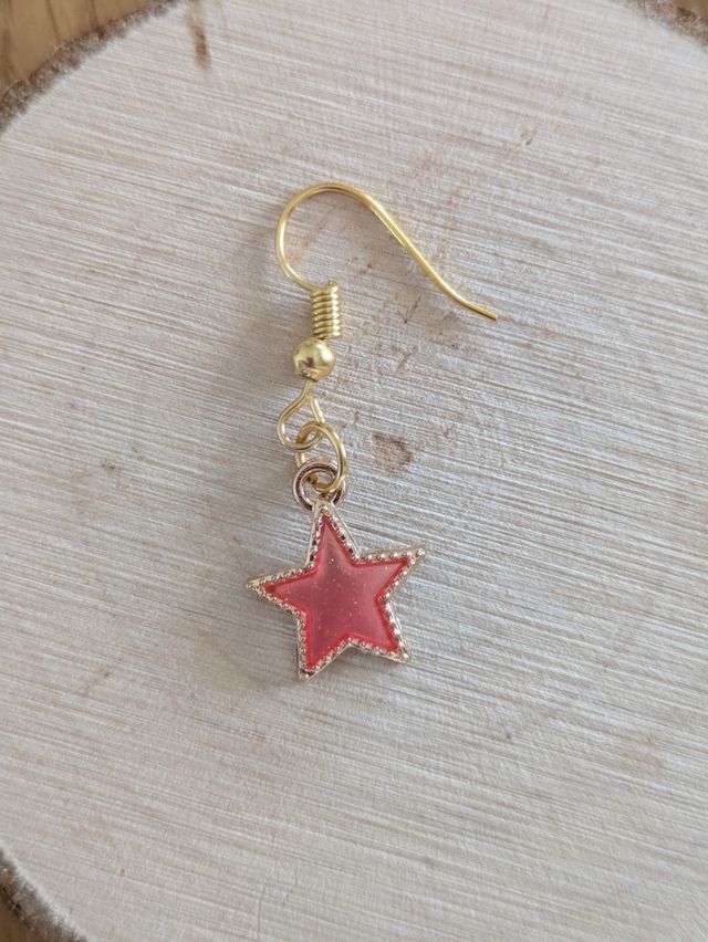 Pendientes estrella rojos dorados