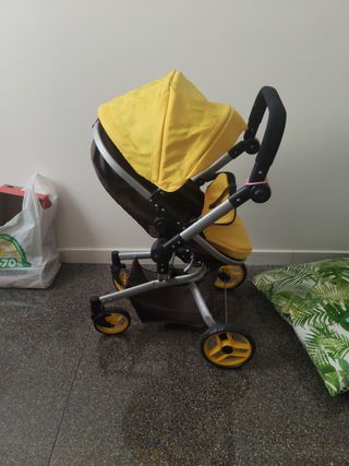 Carrito bebé amarillo y marrón