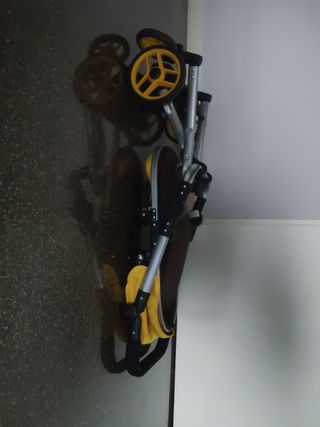 Carrito bebé amarillo y marrón