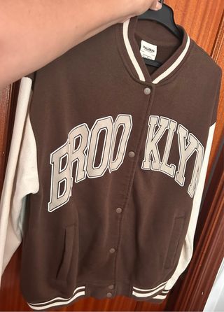 Chaqueta universitaria Pull&Bear marrón