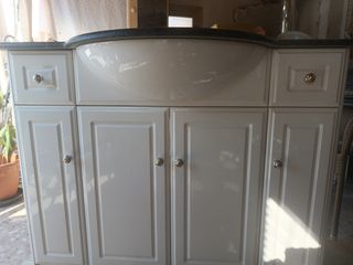 Mueble baño blanco con lavabo
