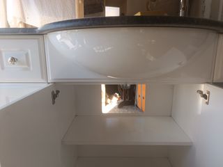 Mueble baño blanco con lavabo