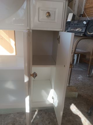 Mueble baño blanco con lavabo