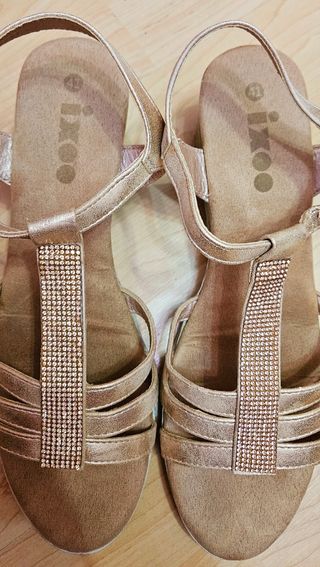 Sandalias cuña Ixoo doradas