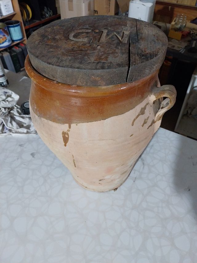 Jarrón de barro antiguo con tapa