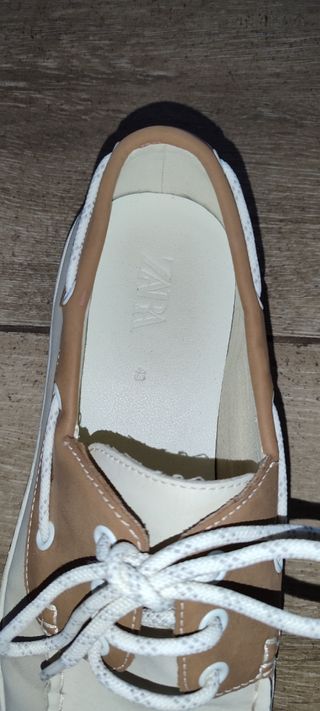 Zapatos náuticos marrones y blancos