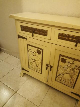 Aparador antiguo beige y marrón. Madera de pino