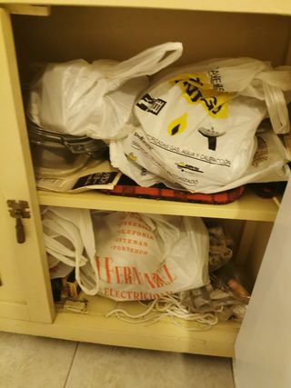 Aparador antiguo beige y marrón. Madera de pino