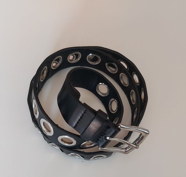 Cinturon Bershka negro con remaches