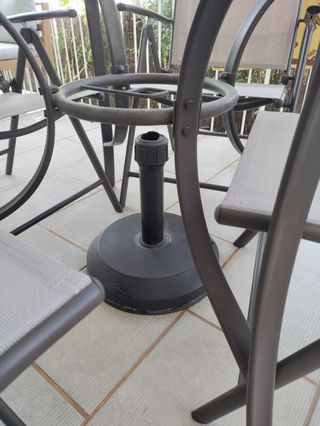 Conjunto mesa exterior con sombrilla y 4 sillas.