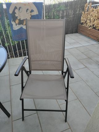 Conjunto mesa exterior con sombrilla y 4 sillas.