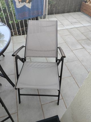 Conjunto mesa exterior con sombrilla y 4 sillas.