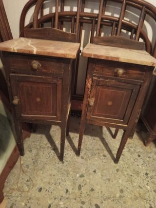 Mesillas noche y camas individuales antiguas
