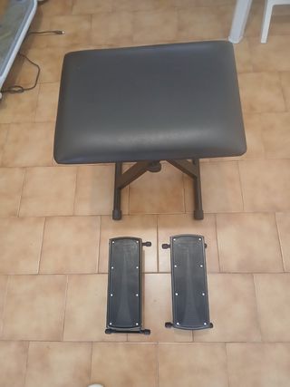 Sgabello pianoforte o chitarra e due poggiapiedi.