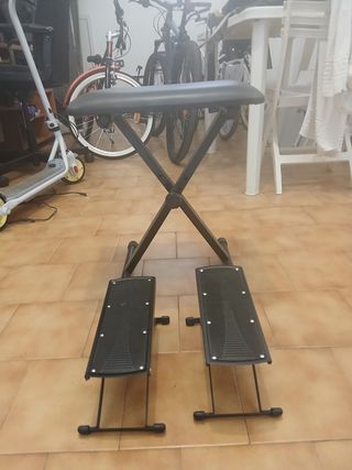 Sgabello pianoforte o chitarra e due poggiapiedi.