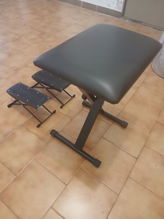 Sgabello pianoforte o chitarra e due poggiapiedi.