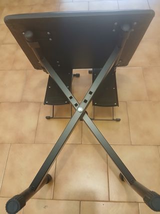 Sgabello pianoforte o chitarra e due poggiapiedi.