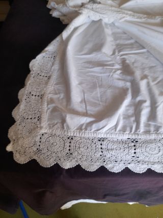 Tapiz blanco con ganchillo