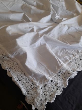 Tapiz blanco con ganchillo