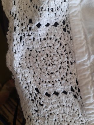 Tapiz blanco con ganchillo