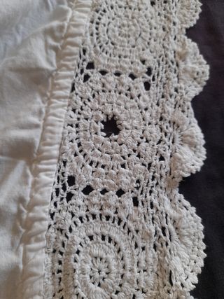 Tapiz blanco con ganchillo