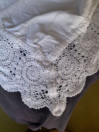 Tapiz blanco con ganchillo