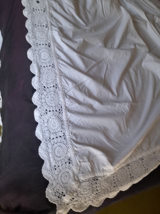 Tapiz blanco con ganchillo
