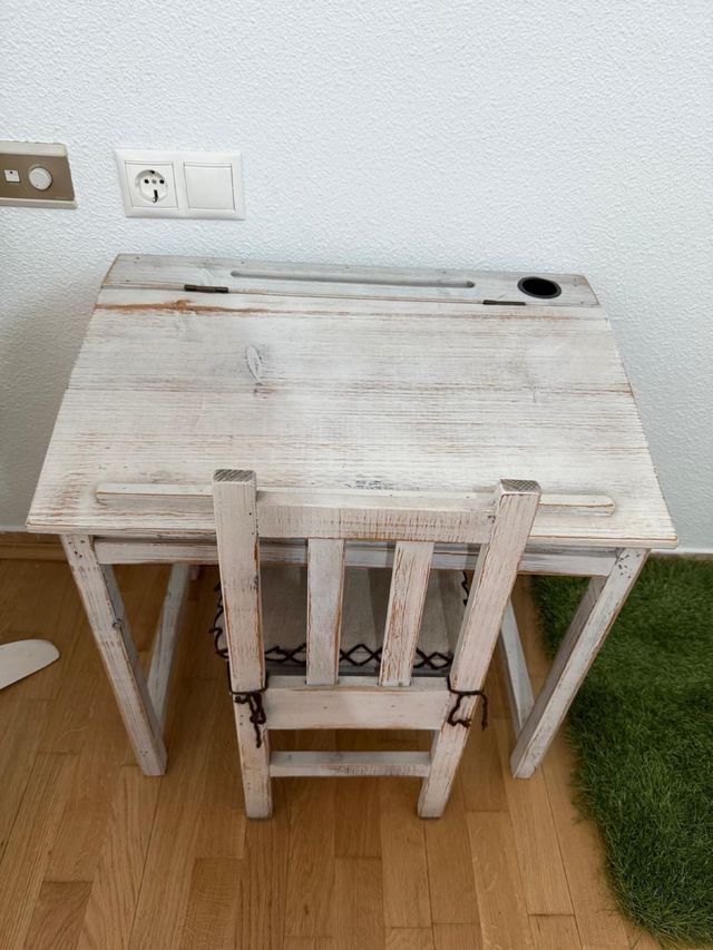 Pupitre infantil blanco vintage. Perfecto estado.