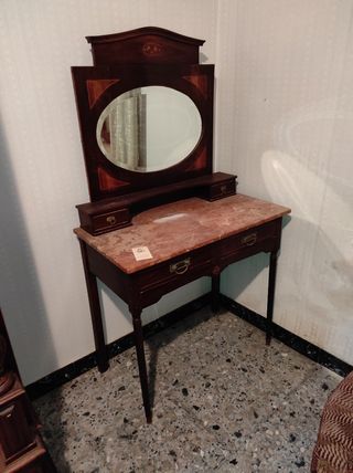 Tocador antiguo de madera y mármol