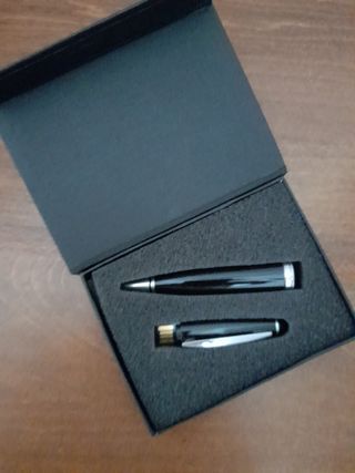 Bolígrafo y USB 4GB - Regalo