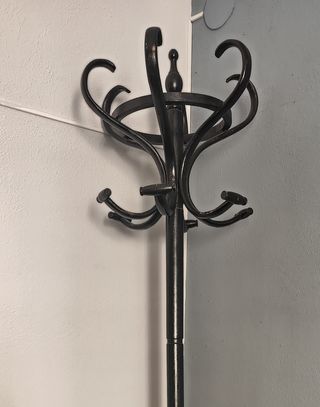 Perchero antiguo de madera negro